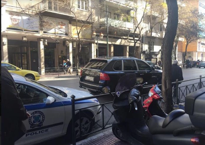 Καυγάς αστυνομικού με οδηγό Porsche στην Ακαδημίας (βίντεο)